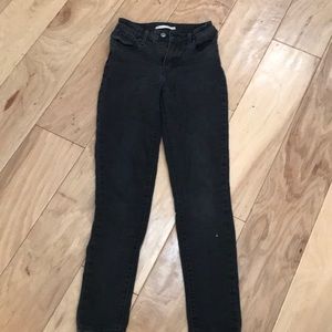 Black Levi’s 721 high rise skinny jeans